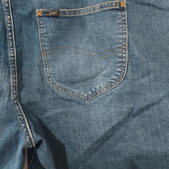 NWT Lee Medium Wash Denim Regular Fit Mid Rise Bermuda Shorts in Size 24W - Picture 9 of 10